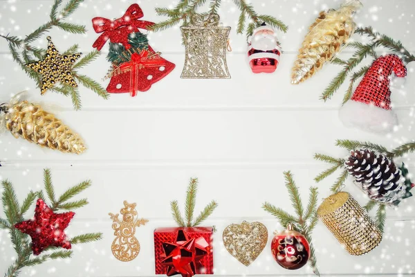 Decorazione natalizia e scatole regalo rosse su backgrou in legno bianco — Foto Stock