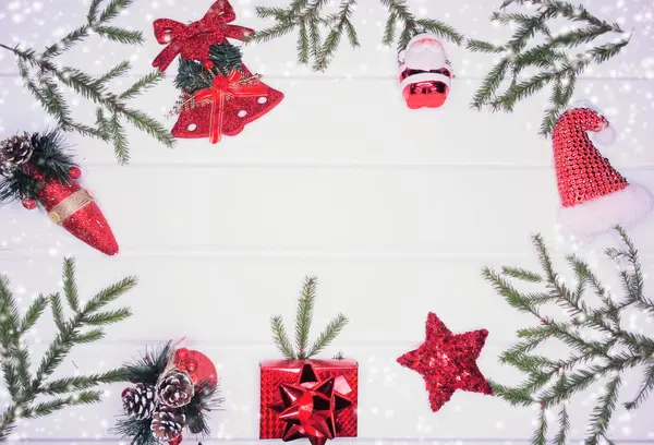 Dekoracje świąteczne i czerwone pudełko na białe, drewniane tło — Zdjęcie stockowe