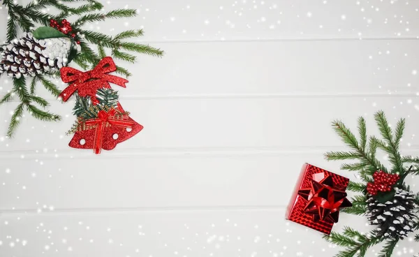 Weihnachtsdekoration und rote Geschenkboxen auf weißem Holzboden — Stockfoto