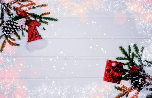 圣诞装饰和白色木制后格格鲁的红色礼品盒 — 图库照片