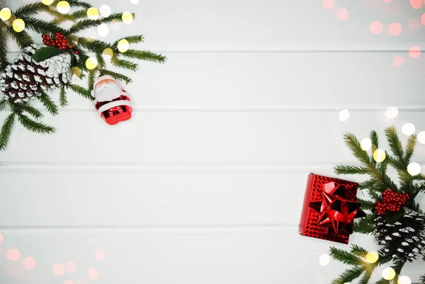 Decoración de Navidad y cajas de regalo rojas en el fondo de madera blanca —  Fotos de Stock