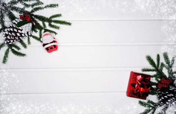 Dekoracje świąteczne i czerwone pudełka na prezenty na białym drewnianym rynek — Zdjęcie stockowe