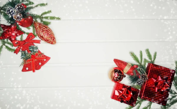 흰색 나무 backgrou에 크리스마스 장식과 빨간 선물 상자 — 스톡 사진