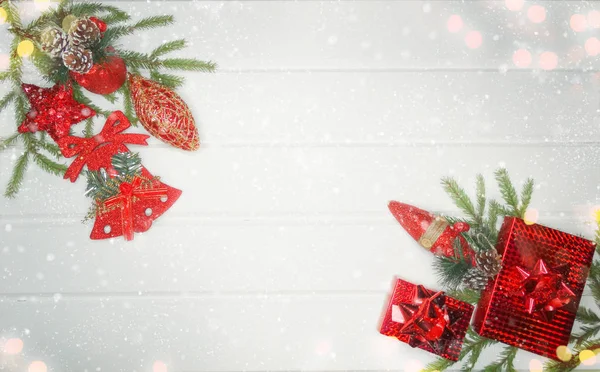 Weihnachtsdekoration und rote Geschenkboxen auf weißem Holzboden — Stockfoto