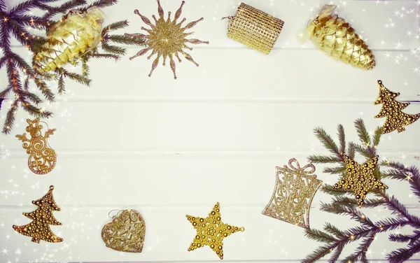 Fond de Noël avec décorations et neige sur planche en bois — Photo