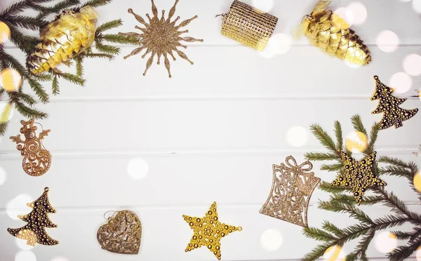 Decoración de Navidad y luces de guirnalda en el fondo de madera blanca —  Fotos de Stock