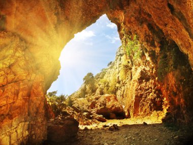 Girit ıslan üzerinde yüksek dağlar ve çam ormanı manzara Gorge