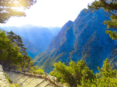 Girit ıslan üzerinde yüksek dağlar ve çam ormanı manzara Gorge