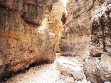 Girit ıslan üzerinde yüksek dağlar ve çam ormanı manzara Gorge