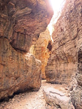Girit ıslan üzerinde yüksek dağlar ve çam ormanı manzara Gorge