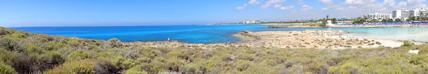 Plaj sahil peyzaj Akdeniz deniz Kıbrıs adalar Panoraması — Stok fotoğraf