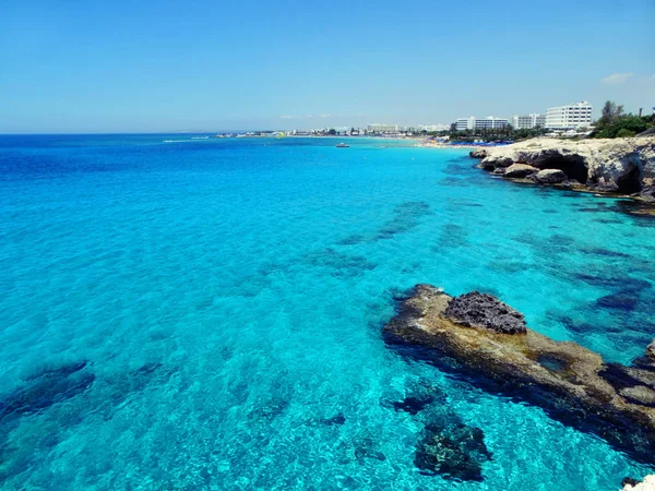 Praia costa paisagem Mediterrâneo mar Chipre ilha — Fotografia de Stock