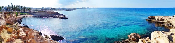 Plaj sahil peyzaj Akdeniz deniz Kıbrıs adalar Panoraması — Stok fotoğraf