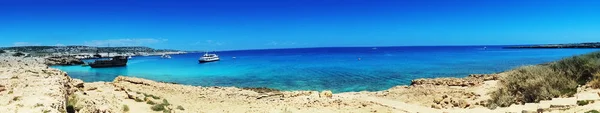 Panorama de playa costa paisaje mar mediterráneo Chipre islan — Foto de Stock