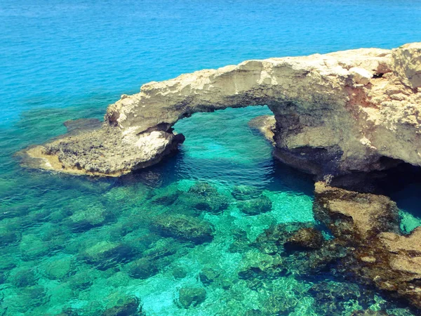 Skalnaté pobřeží krajiny Středozemního moře Kypr ostrov — Stock fotografie