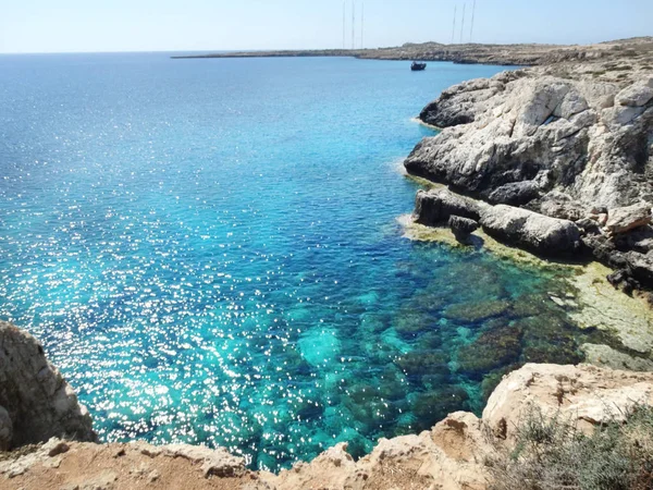 Klippiga kusten liggande Medelhavet Cypern ö — Stockfoto