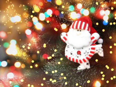 Noel ağacı arka plan ile çelenk ışıklar Santa dekor