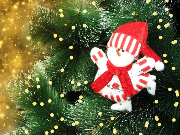 çelenk ışıklar kardan adam dekor ile Noel ağacı arka plan