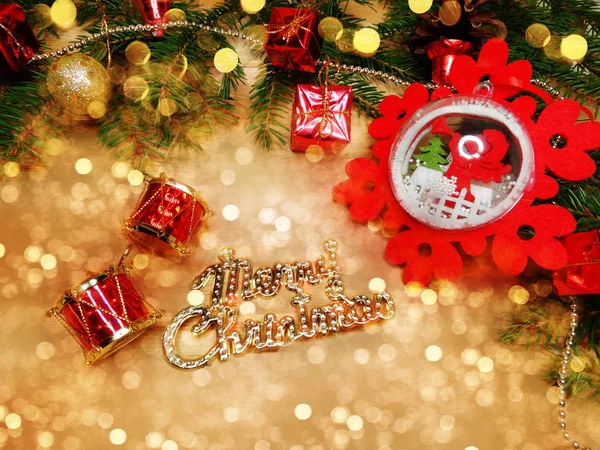 Kerst decoratie op glanzende achtergrond met Garland lichten — Stockfoto
