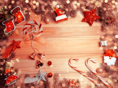 ahşap süslemeleri ve çelenk ışıkları ile noel arka plan