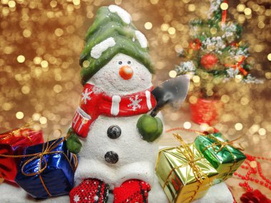 çelenk li ile parlak arka plan üzerinde noel kardan adam dekorasyon