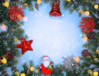 Noel dekorasyon koniler ve ahşap backgrou ışıkları garland