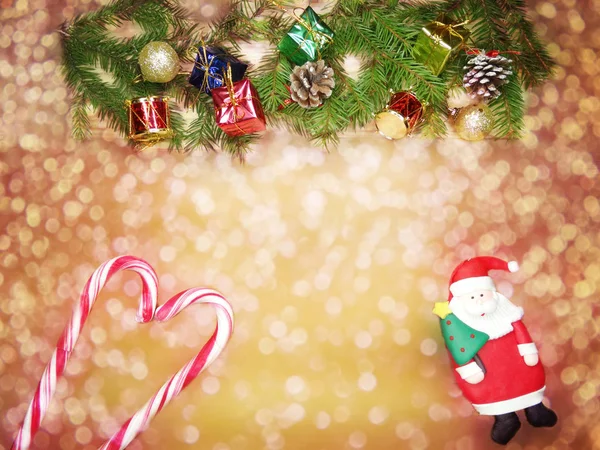 圣诞节圣诞老人装饰在闪亮的背景与花环ligh — 图库照片