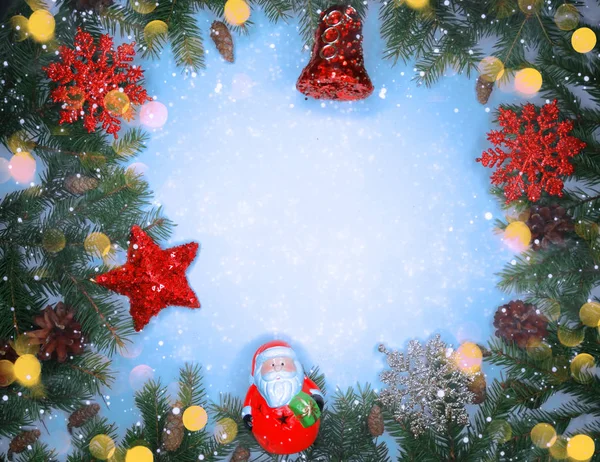 Noel dekorasyon koniler ve ahşap backgrou ışıkları garland