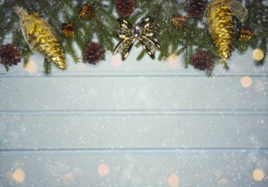 köknar dalları dekor ve kar ile kış arka plan