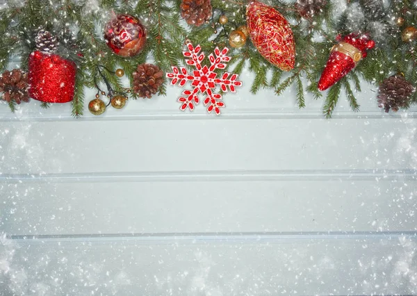 Fondo de invierno con ramas de abeto decoración y nieve — Foto de Stock