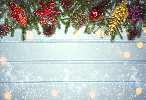 Зимний фон с декором еловых ветвей и снегом — стоковое фото