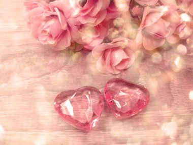 kristal taş kalpler gül buket Sevgililer günü aşk tatil co