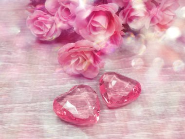 kristal taş kalpler gül buket Sevgililer günü aşk tatil co