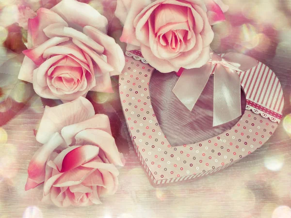Regalo caja y corazones tarjeta de felicitación día de San Valentín amor vacaciones — Foto de Stock