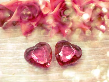 kristal taş kalpler gül buket Sevgililer günü aşk tatil co