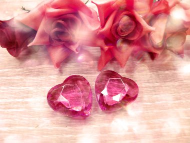 kristal taş kalpler gül buket Sevgililer günü aşk tatil co