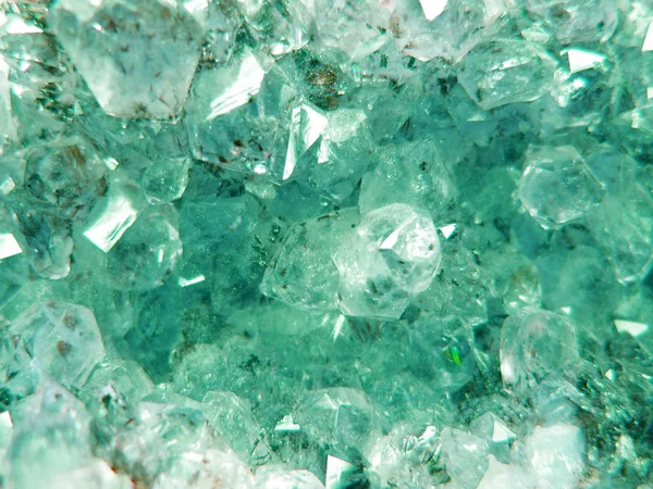 Аквамарин драгоценный кристалл кварцевого минерального геологического фона — стоковое фото