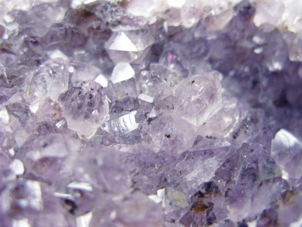 Ametiszt drágakő crystal kvarc ásvány geológiai háttér — Stock Fotó