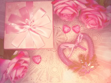 hediye kutusu ve kalpler tebrik kartı Sevgililer günü aşk tatil 