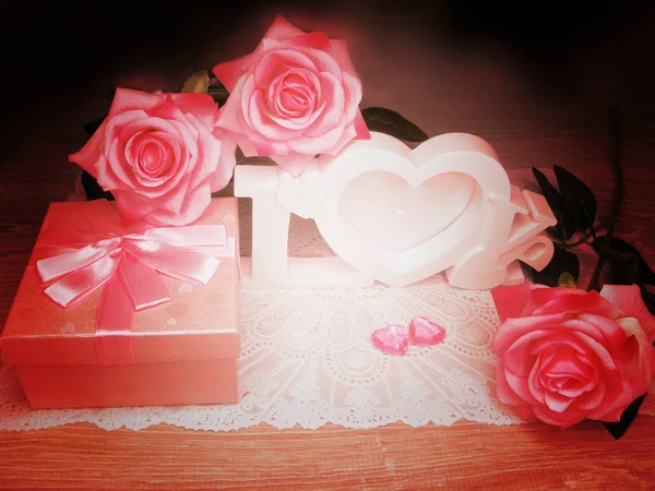 Palabra de amor y rosa flor fondo día de San Valentín — Foto de Stock
