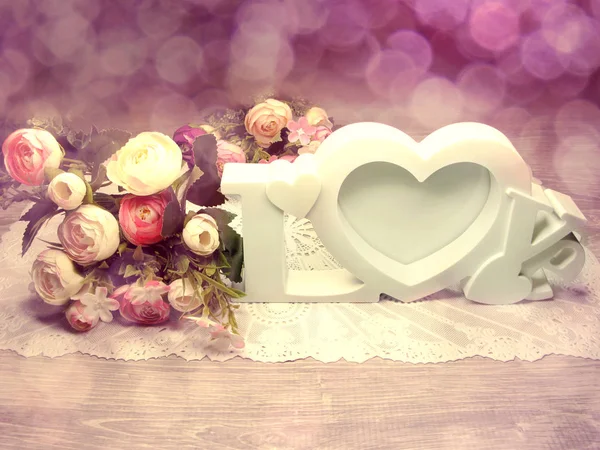 Love word and rose flower background valentine 's day — стоковое фото