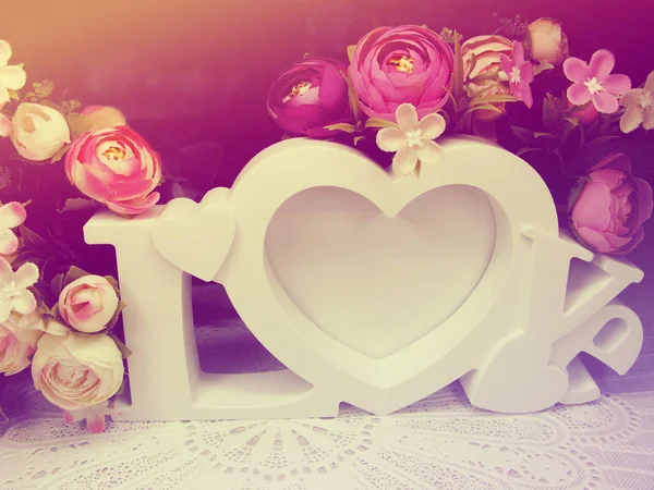 Palabra de amor y rosa flor fondo día de San Valentín —  Fotos de Stock