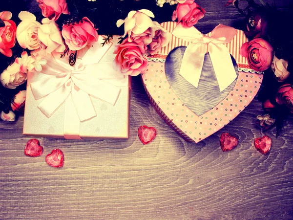 ギフトボックスとハートグリーティングカードバレンタインデー愛の休日 — ストック写真
