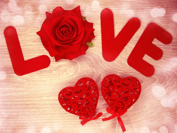 Amore parola e rosa fiore sfondo San Valentino — Foto Stock