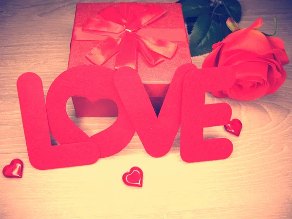 Hediye kutusu ve kalpler tebrik kartı Sevgililer günü aşk tatil — Stok fotoğraf