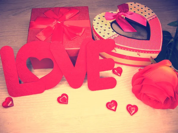 Подарункова коробка і сердечка вітальна листівка Валентина день любові свято — стокове фото