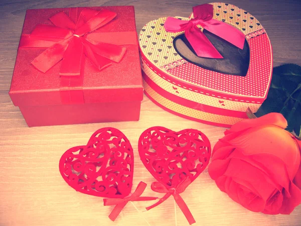 Hediye kutusu ve kalpler tebrik kartı Sevgililer günü aşk tatil — Stok fotoğraf