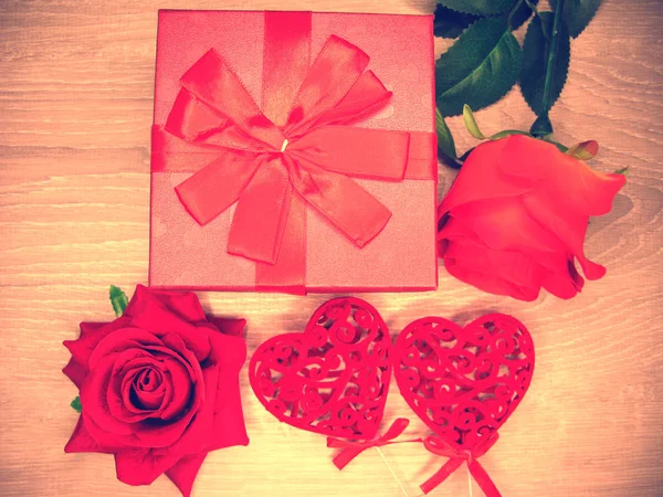 Scatola regalo e cuori biglietto di auguri San Valentino amore vacanza — Foto Stock