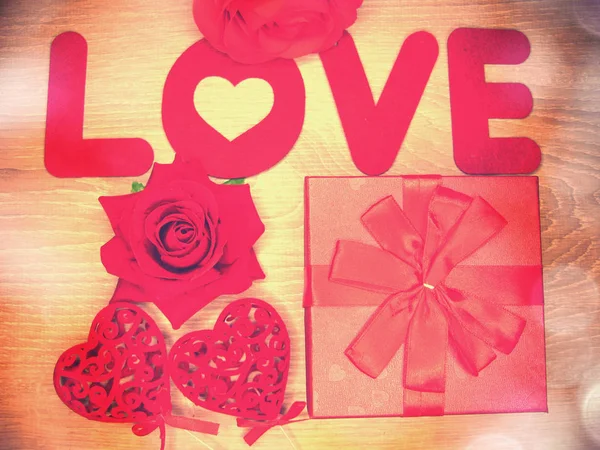Presentförpackning och hjärter gratulationskort alla hjärtans dag kärleks semester — Stockfoto