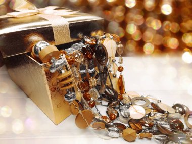 renkli kristaller takı ile moda boncuk kolye arka plan